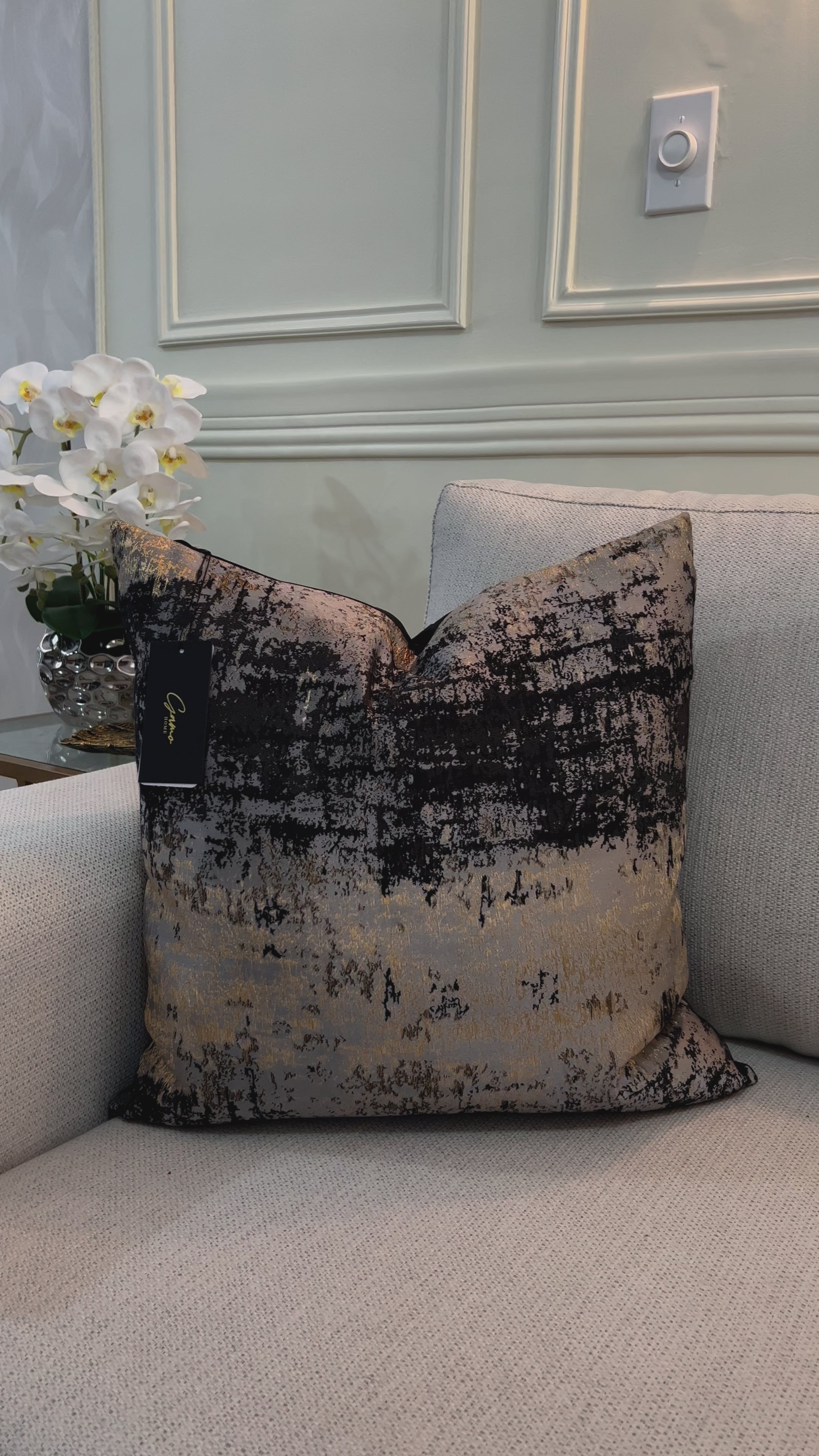 Cargar vídeo: video cojín hermoso para sala, color negro con dorado y plata.